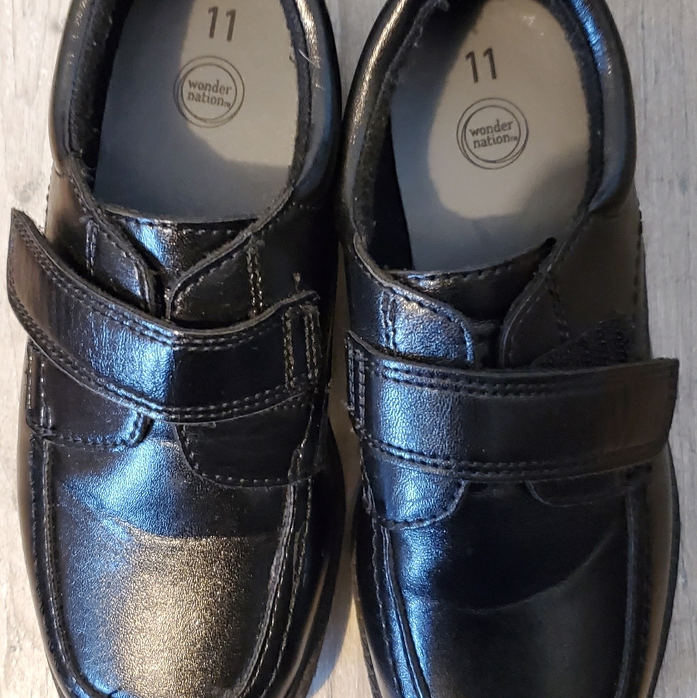 Kids velcro dress shoe